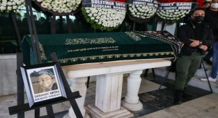İstanbul Emniyet Müdürü Aktaş'ın annesi İzmir'de son yolculuğuna uğurlandı
