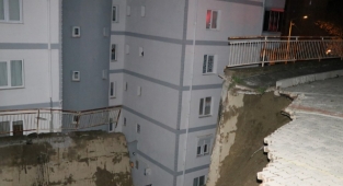 İzmir'de faciadan dönüldü! İstinat duvarı çöktü...88 daire boşaltıldı