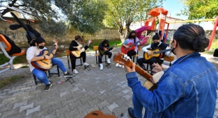 Köy çocukları müzikle hayallerine kavuştu