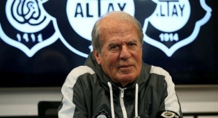 Mustafa Denizli: Maç sırasında mide kanaması geçirdim