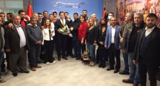 Romanlardan CHP İzmir'e 'hayırlı olsun' ziyareti