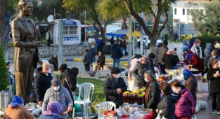 Sosyal medya fenomenleri Buca’nın Üretici Pazarı’nı keşfetti