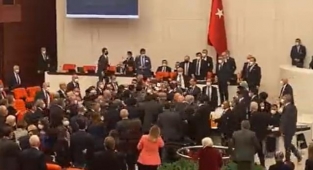 TBMM’deki bütçe görüşmelerinde yumruklu kavga çıktı