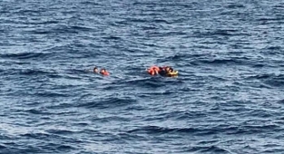 Urla açıklarında göçmenleri taşıyan tekne battı:24 kişi kurtarıldı,2 kişi boğularak can verdi!