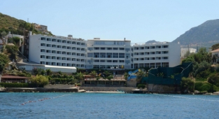 AKP İlçe Başkanı “İslami otel”ini içkili otele çevirdi: Harem-selamlık da kaldırıldı