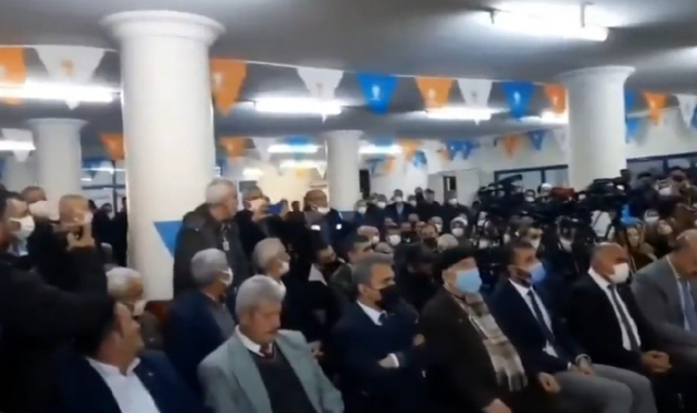 'AKP'liyim, açım' dedi; salondan atıldı