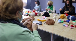 Buca’da açılan amigurumi kursları kadınları hayata bağlıyor