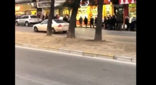 CHP'li Tuncay Özkan: İzmir'de askıda ekmek kuyruğu, Saray'dakine sorsan varlık kuyruğu…