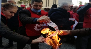Emeklilerden maaş ve zam eylemi: Fatura yaktılar