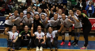 İzmir aşkıyla herkes salona