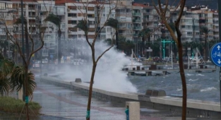 İzmir’i fırtına vurdu! Deniz taştı