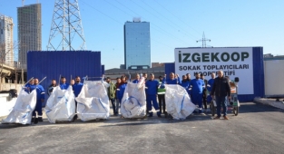 Konak Belediyesi öncü oldu: İzmir'in ilk üniformalı geri dönüşüm emekçileri