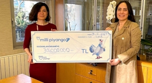 İzmir'in talihlisi çekini teslim aldı.