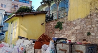 İzmir'in tarihi camisi çöp toplayıcıların insafına kaldı