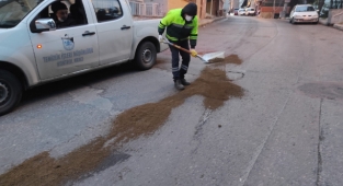 Konak Belediyesi buzlanmaya karşı önlem aldı