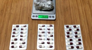 Polisi görüp kaçtı, attığı poşetten uyuşturucu çıktı