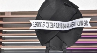 Siyah çelenk bıraktılar: Elektrik zammı protestosu