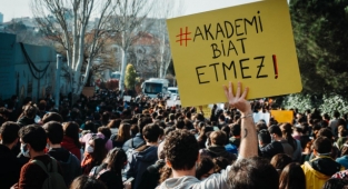 Akademisyenleri ihraç eden rektöre meslekten 30 günlük men cezası