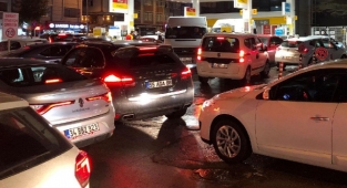 Zam haberinin ardından istasyonlarda uzun kuyruklar oluştu