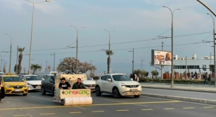 Akaryakıt zamlarını taş devri arabasıyla protesto ettiler