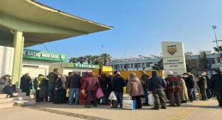 Alsancak TMO önünde ucuz yağ ve pirinç kuyruğu