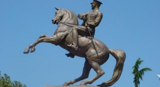 Atatürk heykeline saldıran kuzenler sabıkalı çıktı