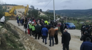 Foça'daki eyleme kepçeli engel!