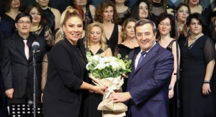 Işın Karaca Konak’ta sesiyle büyüledi