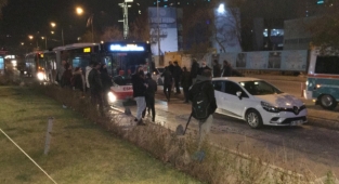 İzmir Adliye Kavşağı'nda yolun ortasına bırakılan araba trafiği tıkadı