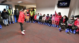 İzmir Büyükşehir Belediyesi 150 öğrenciyi buz pateniyle tanıştırdı