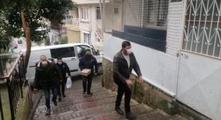 İzmir Büyükşehir Belediyesi duyarsız kalmadı! Okula gidemeyen çocuklara yardım eli uzattı