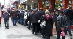 İzmir'de 'askıda ekmek' kuyruğu: 50 metre uzunluğunda