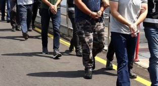 İzmir'de FETÖ operasyonu: 27 adrese baskın