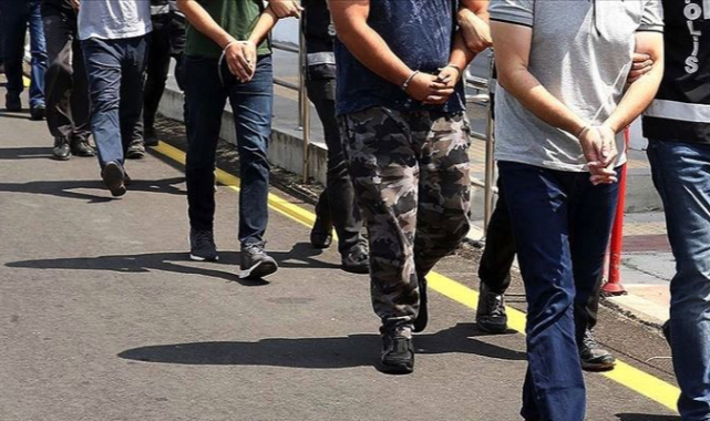 İzmir'de FETÖ operasyonu: 27 adrese baskın