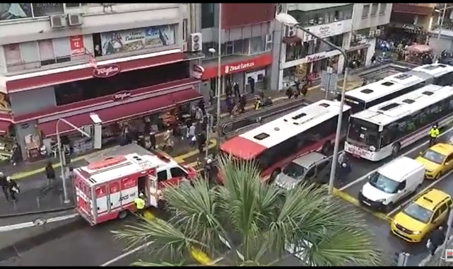 İzmir'de korkunç kaza: Araç kamyonetin altına girdi