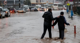 İzmir'de sağanak yağış hayatı felç etti