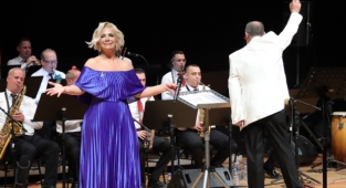 Karşıyaka’da aşk şarkıları söylendi