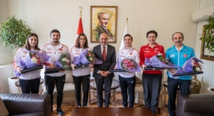 Şampiyonları ağırlayan Başkan Soyer: Şampiyonluklar geleceğe dair umudu büyütüyor