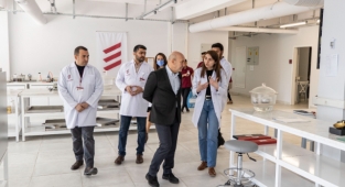 Soyer, Türkiye’nin en kapsamlı yapı ve zemin laboratuvarını inceledi