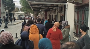 Tepecik'te vatandaşlar isyan etti... Metrelerce röntgen kuyruğu oluştu!