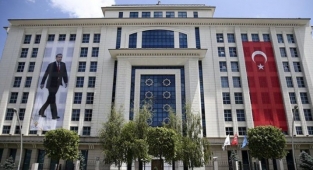 AKP genel merkezinin çaycısı, iş vaadiyle vatandaşı dolandırdı