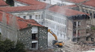 Belediyeye envanter raporu açıklama çağrısı: Buca Cezaevi yıkımında 'asbest' şühpesi