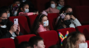 Bucalı çocuklar tiyatroya doydu