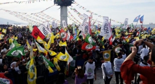 İzmir'de Nevruz etkinliği sonrası gözaltına alınan 49 kişi serbest bırakıldı