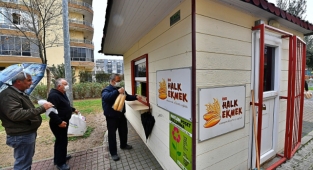 İzmir’in “Halk Ekmek” modeli yüzleri güldürdü