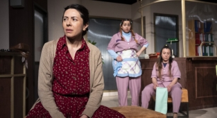 İzmir Şehir Tiyatroları'ndan kadınlara özel oyun: Mor Şalvar