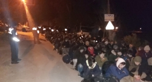 Yunanistan'a kaçış İzmir'de son buldu: 2 kamyon göçmen yakalandı