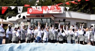 Altın bileziği taktılar, kepleri fırlattılar