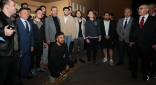 Bakan Kasapoğlu İzmir'de öğrencilerle bir araya geldi 