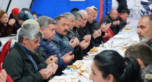 Başkan Oran iftar sofrasında vatandaşlarla bir araya geliyor